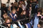 04-03-2009 SHOWBIZZ; JOS VAN RAAK GEEFT DE VOORJAARSMODE 2009 MODE EEN KLEURTJE. Meer dan 600 bezoekers zagen een fleurige en kleurige modeshow rechtstreeks uit de winkels van Jos van Raak uit Amsterdam. Bekenden kopjes sierden de roze catwalk namelijk Tooske Ragas- Georgina Verbaan - Lieke van Lexmond en Irene van der Laar waren deze avond de mannequins van Jos van Raak en brachten de mode op een sierlijke wijze aan de grote schare fans van Jos van Raak zijn mode.
foto: Albert den Iseger
