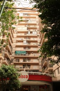 03-03-2009 NIEUWS: OUDERS VAN MAXIMA ZORREQUIETA WONEN IN BUENES AIRES. Al vele jaren is bekend dat de ouders van Maxima wonen in Buenes Aires en wel boven een super markt. Nou dat is dus niet waar hun flat is naast een super markt gelegen .Hun wonen is een super deluxe flat naast de supermarkt. 
foto: Albert den Iseger.