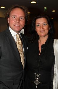 04-03-2009 SHOWBIZZ; PAUL SCHULTEN BRENGT DE ZOMER NAAR U TOE. Paul Schulten bracht alvast een stukje zomer naar het Amsterdamse Okura hotel toe. De modeontwerper bracht als eerste zijn voorjaarsmode op de catwalk. Paul vertelde op de catwalk heel relaxt over zijn inspiratie die hij op deed in mediterrane gebieden als Zuid Frankrijk-Spanje-Italie en steden als Parijs en Milaan. Zijn nieuwe creaties zijn fleurig en doen verlangen naar een mooie zomer. Elegante mantel en broekpakken en stijlvolle avondjurken gedecoreerd met prachtige sieraden van Otuzu. Paul zette voor bekend Nederland alvast de zomersfeer neer  en omringd door zijn mannequins toonde Paul zich een creatief mode ontwerper. Vele bekenden waren naar het Okura gekomen oa. Bram en Marjon Bakker-Patricia Paay-Hank Heijn-Ans Markus en natuurlijk ontbrak Maik de Boer niet.
foto: Albert den Iseger.