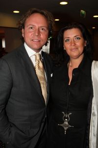 04-03-2009 SHOWBIZZ; PAUL SCHULTEN BRENGT DE ZOMER NAAR U TOE. Paul Schulten bracht alvast een stukje zomer naar het Amsterdamse Okura hotel toe. De modeontwerper bracht als eerste zijn voorjaarsmode op de catwalk. Paul vertelde op de catwalk heel relaxt over zijn inspiratie die hij op deed in mediterrane gebieden als Zuid Frankrijk-Spanje-Italie en steden als Parijs en Milaan. Zijn nieuwe creaties zijn fleurig en doen verlangen naar een mooie zomer. Elegante mantel en broekpakken en stijlvolle avondjurken gedecoreerd met prachtige sieraden van Otuzu. Paul zette voor bekend Nederland alvast de zomersfeer neer  en omringd door zijn mannequins toonde Paul zich een creatief mode ontwerper. Vele bekenden waren naar het Okura gekomen oa. Bram en Marjon Bakker-Patricia Paay-Hank Heijn-Ans Markus en natuurlijk ontbrak Maik de Boer niet.
foto: Albert den Iseger.
