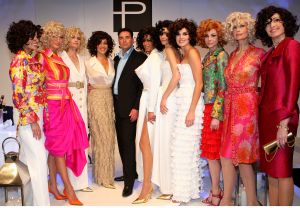 04-03-2009 SHOWBIZZ; PAUL SCHULTEN BRENGT DE ZOMER NAAR U TOE. Paul Schulten bracht alvast een stukje zomer naar het Amsterdamse Okura hotel toe. De modeontwerper bracht als eerste zijn voorjaarsmode op de catwalk. Paul vertelde op de catwalk heel relaxt over zijn inspiratie die hij op deed in mediterrane gebieden als Zuid Frankrijk-Spanje-Italie en steden als Parijs en Milaan. Zijn nieuwe creaties zijn fleurig en doen verlangen naar een mooie zomer. Elegante mantel en broekpakken en stijlvolle avondjurken gedecoreerd met prachtige sieraden van Otuzu. Paul zette voor bekend Nederland alvast de zomersfeer neer  en omringd door zijn mannequins toonde Paul zich een creatief mode ontwerper. Vele bekenden waren naar het Okura gekomen oa. Bram en Marjon Bakker-Patricia Paay-Hank Heijn-Ans Markus en natuurlijk ontbrak Maik de Boer niet.
foto: Albert den Iseger.