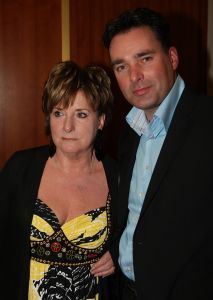 04-03-2009 SHOWBIZZ; PAUL SCHULTEN BRENGT DE ZOMER NAAR U TOE. Paul Schulten bracht alvast een stukje zomer naar het Amsterdamse Okura hotel toe. De modeontwerper bracht als eerste zijn voorjaarsmode op de catwalk. Paul vertelde op de catwalk heel relaxt over zijn inspiratie die hij op deed in mediterrane gebieden als Zuid Frankrijk-Spanje-Italie en steden als Parijs en Milaan. Zijn nieuwe creaties zijn fleurig en doen verlangen naar een mooie zomer. Elegante mantel en broekpakken en stijlvolle avondjurken gedecoreerd met prachtige sieraden van Otuzu. Paul zette voor bekend Nederland alvast de zomersfeer neer  en omringd door zijn mannequins toonde Paul zich een creatief mode ontwerper. Vele bekenden waren naar het Okura gekomen oa. Bram en Marjon Bakker-Patricia Paay-Hank Heijn-Ans Markus en natuurlijk ontbrak Maik de Boer niet.
foto: Albert den Iseger.