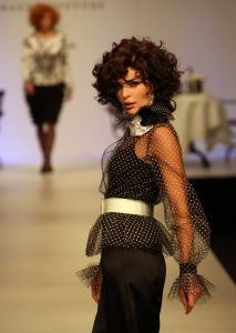 04-03-2009 SHOWBIZZ; PAUL SCHULTEN BRENGT DE ZOMER NAAR U TOE. Paul Schulten bracht alvast een stukje zomer naar het Amsterdamse Okura hotel toe. De modeontwerper bracht als eerste zijn voorjaarsmode op de catwalk. Paul vertelde op de catwalk heel relaxt over zijn inspiratie die hij op deed in mediterrane gebieden als Zuid Frankrijk-Spanje-Italie en steden als Parijs en Milaan. Zijn nieuwe creaties zijn fleurig en doen verlangen naar een mooie zomer. Elegante mantel en broekpakken en stijlvolle avondjurken gedecoreerd met prachtige sieraden van Otuzu. Paul zette voor bekend Nederland alvast de zomersfeer neer  en omringd door zijn mannequins toonde Paul zich een creatief mode ontwerper. Vele bekenden waren naar het Okura gekomen oa. Bram en Marjon Bakker-Patricia Paay-Hank Heijn-Ans Markus en natuurlijk ontbrak Maik de Boer niet.
foto: Albert den Iseger.