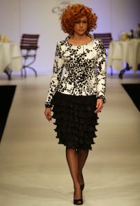 04-03-2009 SHOWBIZZ; PAUL SCHULTEN BRENGT DE ZOMER NAAR U TOE. Paul Schulten bracht alvast een stukje zomer naar het Amsterdamse Okura hotel toe. De modeontwerper bracht als eerste zijn voorjaarsmode op de catwalk. Paul vertelde op de catwalk heel relaxt over zijn inspiratie die hij op deed in mediterrane gebieden als Zuid Frankrijk-Spanje-Italie en steden als Parijs en Milaan. Zijn nieuwe creaties zijn fleurig en doen verlangen naar een mooie zomer. Elegante mantel en broekpakken en stijlvolle avondjurken gedecoreerd met prachtige sieraden van Otuzu. Paul zette voor bekend Nederland alvast de zomersfeer neer  en omringd door zijn mannequins toonde Paul zich een creatief mode ontwerper. Vele bekenden waren naar het Okura gekomen oa. Bram en Marjon Bakker-Patricia Paay-Hank Heijn-Ans Markus en natuurlijk ontbrak Maik de Boer niet.
foto: Albert den Iseger.