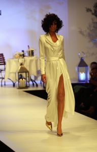 04-03-2009 SHOWBIZZ; PAUL SCHULTEN BRENGT DE ZOMER NAAR U TOE. Paul Schulten bracht alvast een stukje zomer naar het Amsterdamse Okura hotel toe. De modeontwerper bracht als eerste zijn voorjaarsmode op de catwalk. Paul vertelde op de catwalk heel relaxt over zijn inspiratie die hij op deed in mediterrane gebieden als Zuid Frankrijk-Spanje-Italie en steden als Parijs en Milaan. Zijn nieuwe creaties zijn fleurig en doen verlangen naar een mooie zomer. Elegante mantel en broekpakken en stijlvolle avondjurken gedecoreerd met prachtige sieraden van Otuzu. Paul zette voor bekend Nederland alvast de zomersfeer neer  en omringd door zijn mannequins toonde Paul zich een creatief mode ontwerper. Vele bekenden waren naar het Okura gekomen oa. Bram en Marjon Bakker-Patricia Paay-Hank Heijn-Ans Markus en natuurlijk ontbrak Maik de Boer niet.
foto: Albert den Iseger.04-03-2009 SHOWBIZZ; PAUL SCHULTEN BRENGT DE ZOMER NAAR U TOE. Paul Schulten bracht alvast een stukje zomer naar het Amsterdamse Okura hotel toe. De modeontwerper bracht als eerste zijn voorjaarsmode op de catwalk. Paul vertelde op de catwalk heel relaxt over zijn inspiratie die hij op deed in mediterrane gebieden als Zuid Frankrijk-Spanje-Italie en steden als Parijs en Milaan. Zijn nieuwe creaties zijn fleurig en doen verlangen naar een mooie zomer. Elegante mantel en broekpakken en stijlvolle avondjurken gedecoreerd met prachtige sieraden van Otuzu. Paul zette voor bekend Nederland alvast de zomersfeer neer  en omringd door zijn mannequins toonde Paul zich een creatief mode ontwerper. Vele bekenden waren naar het Okura gekomen oa. Bram en Marjon Bakker-Patricia Paay-Hank Heijn-Ans Markus en natuurlijk ontbrak Maik de Boer niet.
foto: Albert den Iseger.