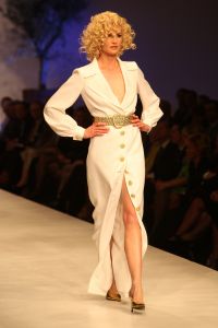 04-03-2009 SHOWBIZZ; PAUL SCHULTEN BRENGT DE ZOMER NAAR U TOE. Paul Schulten bracht alvast een stukje zomer naar het Amsterdamse Okura hotel toe. De modeontwerper bracht als eerste zijn voorjaarsmode op de catwalk. Paul vertelde op de catwalk heel relaxt over zijn inspiratie die hij op deed in mediterrane gebieden als Zuid Frankrijk-Spanje-Italie en steden als Parijs en Milaan. Zijn nieuwe creaties zijn fleurig en doen verlangen naar een mooie zomer. Elegante mantel en broekpakken en stijlvolle avondjurken gedecoreerd met prachtige sieraden van Otuzu. Paul zette voor bekend Nederland alvast de zomersfeer neer  en omringd door zijn mannequins toonde Paul zich een creatief mode ontwerper. Vele bekenden waren naar het Okura gekomen oa. Bram en Marjon Bakker-Patricia Paay-Hank Heijn-Ans Markus en natuurlijk ontbrak Maik de Boer niet.
foto: Albert den Iseger.