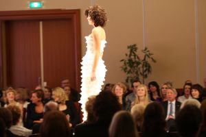 04-03-2009 SHOWBIZZ; PAUL SCHULTEN BRENGT DE ZOMER NAAR U TOE. Paul Schulten bracht alvast een stukje zomer naar het Amsterdamse Okura hotel toe. De modeontwerper bracht als eerste zijn voorjaarsmode op de catwalk. Paul vertelde op de catwalk heel relaxt over zijn inspiratie die hij op deed in mediterrane gebieden als Zuid Frankrijk-Spanje-Italie en steden als Parijs en Milaan. Zijn nieuwe creaties zijn fleurig en doen verlangen naar een mooie zomer. Elegante mantel en broekpakken en stijlvolle avondjurken gedecoreerd met prachtige sieraden van Otuzu. Paul zette voor bekend Nederland alvast de zomersfeer neer  en omringd door zijn mannequins toonde Paul zich een creatief mode ontwerper. Vele bekenden waren naar het Okura gekomen oa. Bram en Marjon Bakker-Patricia Paay-Hank Heijn-Ans Markus en natuurlijk ontbrak Maik de Boer niet.
foto: Albert den Iseger.