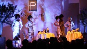 04-03-2009 SHOWBIZZ; PAUL SCHULTEN BRENGT DE ZOMER NAAR U TOE. Paul Schulten bracht alvast een stukje zomer naar het Amsterdamse Okura hotel toe. De modeontwerper bracht als eerste zijn voorjaarsmode op de catwalk. Paul vertelde op de catwalk heel relaxt over zijn inspiratie die hij op deed in mediterrane gebieden als Zuid Frankrijk-Spanje-Italie en steden als Parijs en Milaan. Zijn nieuwe creaties zijn fleurig en doen verlangen naar een mooie zomer. Elegante mantel en broekpakken en stijlvolle avondjurken gedecoreerd met prachtige sieraden van Otuzu. Paul zette voor bekend Nederland alvast de zomersfeer neer  en omringd door zijn mannequins toonde Paul zich een creatief mode ontwerper. Vele bekenden waren naar het Okura gekomen oa. Bram en Marjon Bakker-Patricia Paay-Hank Heijn-Ans Markus en natuurlijk ontbrak Maik de Boer niet.
foto: Albert den Iseger.