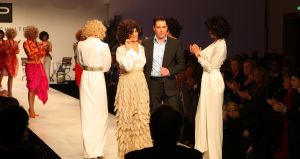 04-03-2009 SHOWBIZZ; PAUL SCHULTEN BRENGT DE ZOMER NAAR U TOE. Paul Schulten bracht alvast een stukje zomer naar het Amsterdamse Okura hotel toe. De modeontwerper bracht als eerste zijn voorjaarsmode op de catwalk. Paul vertelde op de catwalk heel relaxt over zijn inspiratie die hij op deed in mediterrane gebieden als Zuid Frankrijk-Spanje-Italie en steden als Parijs en Milaan. Zijn nieuwe creaties zijn fleurig en doen verlangen naar een mooie zomer. Elegante mantel en broekpakken en stijlvolle avondjurken gedecoreerd met prachtige sieraden van Otuzu. Paul zette voor bekend Nederland alvast de zomersfeer neer  en omringd door zijn mannequins toonde Paul zich een creatief mode ontwerper. Vele bekenden waren naar het Okura gekomen oa. Bram en Marjon Bakker-Patricia Paay-Hank Heijn-Ans Markus en natuurlijk ontbrak Maik de Boer niet.
foto: Albert den Iseger.