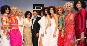 04-03-2009 SHOWBIZZ; PAUL SCHULTEN BRENGT DE ZOMER NAAR U TOE. Paul Schulten bracht alvast een stukje zomer naar het Amsterdamse Okura hotel toe. De modeontwerper bracht als eerste zijn voorjaarsmode op de catwalk. Paul vertelde op de catwalk heel relaxt over zijn inspiratie die hij op deed in mediterrane gebieden als Zuid Frankrijk-Spanje-Italie en steden als Parijs en Milaan. Zijn nieuwe creaties zijn fleurig en doen verlangen naar een mooie zomer. Elegante mantel en broekpakken en stijlvolle avondjurken gedecoreerd met prachtige sieraden van Otuzu. Paul zette voor bekend Nederland alvast de zomersfeer neer  en omringd door zijn mannequins toonde Paul zich een creatief mode ontwerper. Vele bekenden waren naar het Okura gekomen oa. Bram en Marjon Bakker-Patricia Paay-Hank Heijn-Ans Markus en natuurlijk ontbrak Maik de Boer niet.
foto: Albert den Iseger.