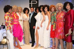 04-03-2009 SHOWBIZZ; PAUL SCHULTEN BRENGT DE ZOMER NAAR U TOE. Paul Schulten bracht alvast een stukje zomer naar het Amsterdamse Okura hotel toe. De modeontwerper bracht als eerste zijn voorjaarsmode op de catwalk. Paul vertelde op de catwalk heel relaxt over zijn inspiratie die hij op deed in mediterrane gebieden als Zuid Frankrijk-Spanje-Italie en steden als Parijs en Milaan. Zijn nieuwe creaties zijn fleurig en doen verlangen naar een mooie zomer. Elegante mantel en broekpakken en stijlvolle avondjurken gedecoreerd met prachtige sieraden van Otuzu. Paul zette voor bekend Nederland alvast de zomersfeer neer  en omringd door zijn mannequins toonde Paul zich een creatief mode ontwerper. Vele bekenden waren naar het Okura gekomen oa. Bram en Marjon Bakker-Patricia Paay-Hank Heijn-Ans Markus en natuurlijk ontbrak Maik de Boer niet.
foto: Albert den Iseger.