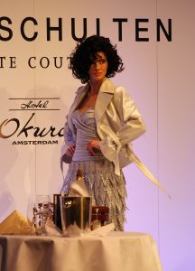 04-03-2009 SHOWBIZZ; PAUL SCHULTEN BRENGT DE ZOMER NAAR U TOE. Paul Schulten bracht alvast een stukje zomer naar het Amsterdamse Okura hotel toe. De modeontwerper bracht als eerste zijn voorjaarsmode op de catwalk. Paul vertelde op de catwalk heel relaxt over zijn inspiratie die hij op deed in mediterrane gebieden als Zuid Frankrijk-Spanje-Italie en steden als Parijs en Milaan. Zijn nieuwe creaties zijn fleurig en doen verlangen naar een mooie zomer. Elegante mantel en broekpakken en stijlvolle avondjurken gedecoreerd met prachtige sieraden van Otuzu. Paul zette voor bekend Nederland alvast de zomersfeer neer  en omringd door zijn mannequins toonde Paul zich een creatief mode ontwerper. Vele bekenden waren naar het Okura gekomen oa. Bram en Marjon Bakker-Patricia Paay-Hank Heijn-Ans Markus en natuurlijk ontbrak Maik de Boer niet.
foto: Albert den Iseger.