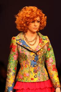 04-03-2009 SHOWBIZZ; PAUL SCHULTEN BRENGT DE ZOMER NAAR U TOE. Paul Schulten bracht alvast een stukje zomer naar het Amsterdamse Okura hotel toe. De modeontwerper bracht als eerste zijn voorjaarsmode op de catwalk. Paul vertelde op de catwalk heel relaxt over zijn inspiratie die hij op deed in mediterrane gebieden als Zuid Frankrijk-Spanje-Italie en steden als Parijs en Milaan. Zijn nieuwe creaties zijn fleurig en doen verlangen naar een mooie zomer. Elegante mantel en broekpakken en stijlvolle avondjurken gedecoreerd met prachtige sieraden van Otuzu. Paul zette voor bekend Nederland alvast de zomersfeer neer  en omringd door zijn mannequins toonde Paul zich een creatief mode ontwerper. Vele bekenden waren naar het Okura gekomen oa. Bram en Marjon Bakker-Patricia Paay-Hank Heijn-Ans Markus en natuurlijk ontbrak Maik de Boer niet.
foto: Albert den Iseger.