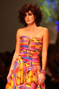 04-03-2009 SHOWBIZZ; PAUL SCHULTEN BRENGT DE ZOMER NAAR U TOE. Paul Schulten bracht alvast een stukje zomer naar het Amsterdamse Okura hotel toe. De modeontwerper bracht als eerste zijn voorjaarsmode op de catwalk. Paul vertelde op de catwalk heel relaxt over zijn inspiratie die hij op deed in mediterrane gebieden als Zuid Frankrijk-Spanje-Italie en steden als Parijs en Milaan. Zijn nieuwe creaties zijn fleurig en doen verlangen naar een mooie zomer. Elegante mantel en broekpakken en stijlvolle avondjurken gedecoreerd met prachtige sieraden van Otuzu. Paul zette voor bekend Nederland alvast de zomersfeer neer  en omringd door zijn mannequins toonde Paul zich een creatief mode ontwerper. Vele bekenden waren naar het Okura gekomen oa. Bram en Marjon Bakker-Patricia Paay-Hank Heijn-Ans Markus en natuurlijk ontbrak Maik de Boer niet.
foto: Albert den Iseger.