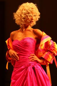 04-03-2009 SHOWBIZZ; PAUL SCHULTEN BRENGT DE ZOMER NAAR U TOE. Paul Schulten bracht alvast een stukje zomer naar het Amsterdamse Okura hotel toe. De modeontwerper bracht als eerste zijn voorjaarsmode op de catwalk. Paul vertelde op de catwalk heel relaxt over zijn inspiratie die hij op deed in mediterrane gebieden als Zuid Frankrijk-Spanje-Italie en steden als Parijs en Milaan. Zijn nieuwe creaties zijn fleurig en doen verlangen naar een mooie zomer. Elegante mantel en broekpakken en stijlvolle avondjurken gedecoreerd met prachtige sieraden van Otuzu. Paul zette voor bekend Nederland alvast de zomersfeer neer  en omringd door zijn mannequins toonde Paul zich een creatief mode ontwerper. Vele bekenden waren naar het Okura gekomen oa. Bram en Marjon Bakker-Patricia Paay-Hank Heijn-Ans Markus en natuurlijk ontbrak Maik de Boer niet.
foto: Albert den Iseger.