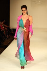 15-03-2009 SHOWBIZZ; SHEILA DE VRIES GEEFT IEDEREEN HET ULTIEME ZOMERGEVOEL MEE. In het Amsterdam Hilton hotel was het weer een middagje zomer met als zonnetje de mode van Sheila de Vries.
foto: Albert den Iseger.