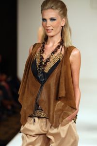 15-03-2009 SHOWBIZZ; SHEILA DE VRIES GEEFT IEDEREEN HET ULTIEME ZOMERGEVOEL MEE. In het Amsterdam Hilton hotel was het weer een middagje zomer met als zonnetje de mode van Sheila de Vries.
foto: Albert den Iseger.