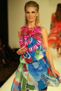 15-03-2009 SHOWBIZZ; SHEILA DE VRIES GEEFT IEDEREEN HET ULTIEME ZOMERGEVOEL MEE. In het Amsterdam Hilton hotel was het weer een middagje zomer met als zonnetje de mode van Sheila de Vries.
foto: Albert den Iseger.