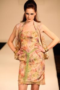 15-03-2009 SHOWBIZZ; SHEILA DE VRIES GEEFT IEDEREEN HET ULTIEME ZOMERGEVOEL MEE. In het Amsterdam Hilton hotel was het weer een middagje zomer met als zonnetje de mode van Sheila de Vries.
foto: Albert den Iseger.