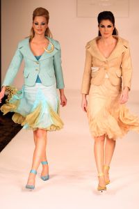 15-03-2009 SHOWBIZZ; SHEILA DE VRIES GEEFT IEDEREEN HET ULTIEME ZOMERGEVOEL MEE. In het Amsterdam Hilton hotel was het weer een middagje zomer met als zonnetje de mode van Sheila de Vries.
foto: Albert den Iseger.