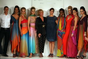 15-03-2009 SHOWBIZZ; SHEILA DE VRIES GEEFT IEDEREEN HET ULTIEME ZOMERGEVOEL MEE. In het Amsterdam Hilton hotel was het weer een middagje zomer met als zonnetje de mode van Sheila de Vries.
foto: Albert den Iseger.