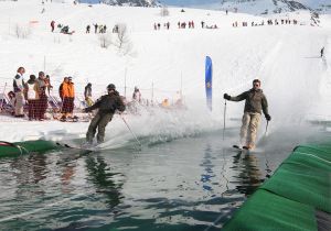 27-03-2009 SPORT; SKI FUN AAN HET EINDE VAN HET WINTERSPORT SEIZOEN 2009.ski fun in Les Arc France. Nu dat de winter op ze einde loopt is men alvast aan het wennen te skieen op het water dat nog steeds erg koud is en omgeven door nog steeds perfecte sneeuwcondities.
foto: Albert den Iseger.
