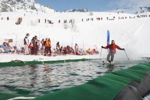 27-03-2009 SPORT; SKI FUN AAN HET EINDE VAN HET WINTERSPORT SEIZOEN 2009.ski fun in Les Arc France. Nu dat de winter op ze einde loopt is men alvast aan het wennen te skieen op het water dat nog steeds erg koud is en omgeven door nog steeds perfecte sneeuwcondities.
foto: Albert den Iseger.