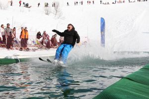 
27-03-2009 SPORT; SKI FUN AAN HET EINDE VAN HET WINTERSPORT SEIZOEN 2009.ski fun in Les Arc France. Nu dat de winter op ze einde loopt is men alvast aan het wennen te skieen op het water dat nog steeds erg koud is en omgeven door nog steeds perfecte sneeuwcondities.
foto: Albert den Iseger.