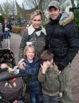 01-04-2009 SHOWBIZZ; 1000 PRIVE LEZERS HADDEN VEEL PLEZIER IN PRETPARK DE EFTELING. Afgelopen zondag organiseerde Princess een dagje uit in de Efteling. Meer dan 1000 Prive lezers waren ook uitgenodigd om een dagje te genieten van de meest spannende attracties van de Efteling. Gastheer Aad Ouborg had in totaal meer dan 19000 mensen uitgenodigd om te gaan genieten van alle plezier wat de Efteling te bieden heeft voor jong en oud. Het zonnetje scheen en het was prachtig weer om samen met talloze BNers op de foto te gaan. De wachttijden waren soms te lang bij de attracties maar je hoorde er niemand over klagen. De meeste mensen gingen naar huis met een foto van een van de BNers en dat alleen al maakte hun dag tot een onvergetelijke.
foto: Albert den Iseger.