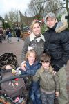 01-04-2009 SHOWBIZZ; 1000 PRIVE LEZERS HADDEN VEEL PLEZIER IN PRETPARK DE EFTELING. Afgelopen zondag organiseerde Princess een dagje uit in de Efteling. Meer dan 1000 Prive lezers waren ook uitgenodigd om een dagje te genieten van de meest spannende attracties van de Efteling. Gastheer Aad Ouborg had in totaal meer dan 19000 mensen uitgenodigd om te gaan genieten van alle plezier wat de Efteling te bieden heeft voor jong en oud. Het zonnetje scheen en het was prachtig weer om samen met talloze BNers op de foto te gaan. De wachttijden waren soms te lang bij de attracties maar je hoorde er niemand over klagen. De meeste mensen gingen naar huis met een foto van een van de BNers en dat alleen al maakte hun dag tot een onvergetelijke.
foto: Albert den Iseger.