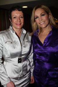 04-03-2009 SHOWBIZZ; PAUL SCHULTEN BRENGT DE ZOMER NAAR U TOE. Paul Schulten bracht alvast een stukje zomer naar het Amsterdamse Okura hotel toe. De modeontwerper bracht als eerste zijn voorjaarsmode op de catwalk. Paul vertelde op de catwalk heel relaxt over zijn inspiratie die hij op deed in mediterrane gebieden als Zuid Frankrijk-Spanje-Italie en steden als Parijs en Milaan. Zijn nieuwe creaties zijn fleurig en doen verlangen naar een mooie zomer. Elegante mantel en broekpakken en stijlvolle avondjurken gedecoreerd met prachtige sieraden van Otuzu. Paul zette voor bekend Nederland alvast de zomersfeer neer  en omringd door zijn mannequins toonde Paul zich een creatief mode ontwerper. Vele bekenden waren naar het Okura gekomen oa. Bram en Marjon Bakker-Patricia Paay-Hank Heijn-Ans Markus en natuurlijk ontbrak Maik de Boer niet.
foto: Albert den Iseger.