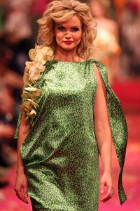 04-03-2009 SHOWBIZZ; JOS VAN RAAK GEEFT DE VOORJAARSMODE 2009 MODE EEN KLEURTJE. Meer dan 600 bezoekers zagen een fleurige en kleurige modeshow rechtstreeks uit de winkels van Jos van Raak uit Amsterdam. Bekenden kopjes sierden de roze catwalk namelijk Tooske Ragas- Georgina Verbaan - Lieke van Lexmond en Irene van der Laar waren deze avond de mannequins van Jos van Raak en brachten de mode op een sierlijke wijze aan de grote schare fans van Jos van Raak zijn mode.
foto: Albert den Iseger