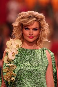 04-03-2009 SHOWBIZZ; JOS VAN RAAK GEEFT DE VOORJAARSMODE 2009 MODE EEN KLEURTJE. Meer dan 600 bezoekers zagen een fleurige en kleurige modeshow rechtstreeks uit de winkels van Jos van Raak uit Amsterdam. Bekenden kopjes sierden de roze catwalk namelijk Tooske Ragas- Georgina Verbaan - Lieke van Lexmond en Irene van der Laar waren deze avond de mannequins van Jos van Raak en brachten de mode op een sierlijke wijze aan de grote schare fans van Jos van Raak zijn mode.
foto: Albert den Iseger