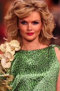 04-03-2009 SHOWBIZZ; JOS VAN RAAK GEEFT DE VOORJAARSMODE 2009 MODE EEN KLEURTJE. Meer dan 600 bezoekers zagen een fleurige en kleurige modeshow rechtstreeks uit de winkels van Jos van Raak uit Amsterdam. Bekenden kopjes sierden de roze catwalk namelijk Tooske Ragas- Georgina Verbaan - Lieke van Lexmond en Irene van der Laar waren deze avond de mannequins van Jos van Raak en brachten de mode op een sierlijke wijze aan de grote schare fans van Jos van Raak zijn mode.
foto: Albert den Iseger