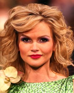 04-03-2009 SHOWBIZZ; JOS VAN RAAK GEEFT DE VOORJAARSMODE 2009 MODE EEN KLEURTJE. Meer dan 600 bezoekers zagen een fleurige en kleurige modeshow rechtstreeks uit de winkels van Jos van Raak uit Amsterdam. Bekenden kopjes sierden de roze catwalk namelijk Tooske Ragas- Georgina Verbaan - Lieke van Lexmond en Irene van der Laar waren deze avond de mannequins van Jos van Raak en brachten de mode op een sierlijke wijze aan de grote schare fans van Jos van Raak zijn mode.
foto: Albert den Iseger