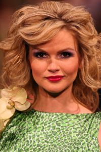04-03-2009 SHOWBIZZ; JOS VAN RAAK GEEFT DE VOORJAARSMODE 2009 MODE EEN KLEURTJE. Meer dan 600 bezoekers zagen een fleurige en kleurige modeshow rechtstreeks uit de winkels van Jos van Raak uit Amsterdam. Bekenden kopjes sierden de roze catwalk namelijk Tooske Ragas- Georgina Verbaan - Lieke van Lexmond en Irene van der Laar waren deze avond de mannequins van Jos van Raak en brachten de mode op een sierlijke wijze aan de grote schare fans van Jos van Raak zijn mode.
foto: Albert den Iseger
