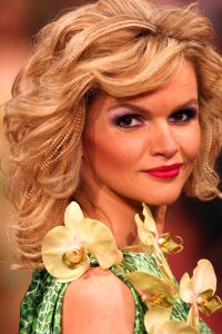 04-03-2009 SHOWBIZZ; JOS VAN RAAK GEEFT DE VOORJAARSMODE 2009 MODE EEN KLEURTJE. Meer dan 600 bezoekers zagen een fleurige en kleurige modeshow rechtstreeks uit de winkels van Jos van Raak uit Amsterdam. Bekenden kopjes sierden de roze catwalk namelijk Tooske Ragas- Georgina Verbaan - Lieke van Lexmond en Irene van der Laar waren deze avond de mannequins van Jos van Raak en brachten de mode op een sierlijke wijze aan de grote schare fans van Jos van Raak zijn mode.
foto: Albert den Iseger