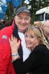 01-04-2009 SHOWBIZZ; 1000 PRIVE LEZERS HADDEN VEEL PLEZIER IN PRETPARK DE EFTELING. Afgelopen zondag organiseerde Princess een dagje uit in de Efteling. Meer dan 1000 Prive lezers waren ook uitgenodigd om een dagje te genieten van de meest spannende attracties van de Efteling. Gastheer Aad Ouborg had in totaal meer dan 19000 mensen uitgenodigd om te gaan genieten van alle plezier wat de Efteling te bieden heeft voor jong en oud. Het zonnetje scheen en het was prachtig weer om samen met talloze BNers op de foto te gaan. De wachttijden waren soms te lang bij de attracties maar je hoorde er niemand over klagen. De meeste mensen gingen naar huis met een foto van een van de BNers en dat alleen al maakte hun dag tot een onvergetelijke.
foto: Albert den Iseger.