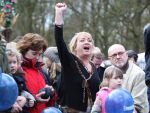 01-04-2009 SHOWBIZZ; 1000 PRIVE LEZERS HADDEN VEEL PLEZIER IN PRETPARK DE EFTELING. Afgelopen zondag organiseerde Princess een dagje uit in de Efteling. Meer dan 1000 Prive lezers waren ook uitgenodigd om een dagje te genieten van de meest spannende attracties van de Efteling. Gastheer Aad Ouborg had in totaal meer dan 19000 mensen uitgenodigd om te gaan genieten van alle plezier wat de Efteling te bieden heeft voor jong en oud. Het zonnetje scheen en het was prachtig weer om samen met talloze BNers op de foto te gaan. De wachttijden waren soms te lang bij de attracties maar je hoorde er niemand over klagen. De meeste mensen gingen naar huis met een foto van een van de BNers en dat alleen al maakte hun dag tot een onvergetelijke.
foto: Albert den Iseger.