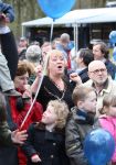 01-04-2009 SHOWBIZZ; 1000 PRIVE LEZERS HADDEN VEEL PLEZIER IN PRETPARK DE EFTELING. Afgelopen zondag organiseerde Princess een dagje uit in de Efteling. Meer dan 1000 Prive lezers waren ook uitgenodigd om een dagje te genieten van de meest spannende attracties van de Efteling. Gastheer Aad Ouborg had in totaal meer dan 19000 mensen uitgenodigd om te gaan genieten van alle plezier wat de Efteling te bieden heeft voor jong en oud. Het zonnetje scheen en het was prachtig weer om samen met talloze BNers op de foto te gaan. De wachttijden waren soms te lang bij de attracties maar je hoorde er niemand over klagen. De meeste mensen gingen naar huis met een foto van een van de BNers en dat alleen al maakte hun dag tot een onvergetelijke.
foto: Albert den Iseger.