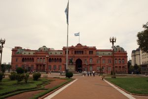 25-03-2009 NIEUWS; GRAF VAN  EVA EVITA PERON TREKT NOG DAGELIJKS DUIZENDEN BEZOEKERS . Het graf van Evita bevindt zich op begraafplaats RICOLETA in Buenos Aires. Een dure wijk van Buenos Aires waar ook de ouders van Maxima wonen.  Een wandeling over deze begraafplaats is als een gang door de geschiedenis van Argentinie. Het graf van Maria Eva Duarte de Peron ligt in een straatje aan de westkant van de begraafplaats. Haar graf is een bedevaartplek geworden. Elke dag komen maar dan duizend mensen bloemen neer leggen-bidden of alleen maar foto-s maken. Voor de Argentijnse elite is dit een bron van ergenis,  zij was toch gewoon een volksmeisje en die horen niet thuis op deze begraafplaats van voorname Argentijnen. Evita stierf op 26 juli 1952 zij was toe 32 jaar oud.
foto: Albert den Iseger.