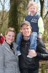 01-04-2009 SHOWBIZZ; 1000 PRIVE LEZERS HADDEN VEEL PLEZIER IN PRETPARK DE EFTELING. Afgelopen zondag organiseerde Princess een dagje uit in de Efteling. Meer dan 1000 Prive lezers waren ook uitgenodigd om een dagje te genieten van de meest spannende attracties van de Efteling. Gastheer Aad Ouborg had in totaal meer dan 19000 mensen uitgenodigd om te gaan genieten van alle plezier wat de Efteling te bieden heeft voor jong en oud. Het zonnetje scheen en het was prachtig weer om samen met talloze BNers op de foto te gaan. De wachttijden waren soms te lang bij de attracties maar je hoorde er niemand over klagen. De meeste mensen gingen naar huis met een foto van een van de BNers en dat alleen al maakte hun dag tot een onvergetelijke.
foto: Albert den Iseger.