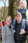 01-04-2009 SHOWBIZZ; 1000 PRIVE LEZERS HADDEN VEEL PLEZIER IN PRETPARK DE EFTELING. Afgelopen zondag organiseerde Princess een dagje uit in de Efteling. Meer dan 1000 Prive lezers waren ook uitgenodigd om een dagje te genieten van de meest spannende attracties van de Efteling. Gastheer Aad Ouborg had in totaal meer dan 19000 mensen uitgenodigd om te gaan genieten van alle plezier wat de Efteling te bieden heeft voor jong en oud. Het zonnetje scheen en het was prachtig weer om samen met talloze BNers op de foto te gaan. De wachttijden waren soms te lang bij de attracties maar je hoorde er niemand over klagen. De meeste mensen gingen naar huis met een foto van een van de BNers en dat alleen al maakte hun dag tot een onvergetelijke.
foto: Albert den Iseger.