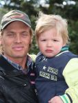 01-04-2009 SHOWBIZZ; 1000 PRIVE LEZERS HADDEN VEEL PLEZIER IN PRETPARK DE EFTELING. Afgelopen zondag organiseerde Princess een dagje uit in de Efteling. Meer dan 1000 Prive lezers waren ook uitgenodigd om een dagje te genieten van de meest spannende attracties van de Efteling. Gastheer Aad Ouborg had in totaal meer dan 19000 mensen uitgenodigd om te gaan genieten van alle plezier wat de Efteling te bieden heeft voor jong en oud. Het zonnetje scheen en het was prachtig weer om samen met talloze BNers op de foto te gaan. De wachttijden waren soms te lang bij de attracties maar je hoorde er niemand over klagen. De meeste mensen gingen naar huis met een foto van een van de BNers en dat alleen al maakte hun dag tot een onvergetelijke.
foto: Albert den Iseger.