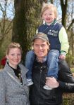 01-04-2009 SHOWBIZZ; 1000 PRIVE LEZERS HADDEN VEEL PLEZIER IN PRETPARK DE EFTELING. Afgelopen zondag organiseerde Princess een dagje uit in de Efteling. Meer dan 1000 Prive lezers waren ook uitgenodigd om een dagje te genieten van de meest spannende attracties van de Efteling. Gastheer Aad Ouborg had in totaal meer dan 19000 mensen uitgenodigd om te gaan genieten van alle plezier wat de Efteling te bieden heeft voor jong en oud. Het zonnetje scheen en het was prachtig weer om samen met talloze BNers op de foto te gaan. De wachttijden waren soms te lang bij de attracties maar je hoorde er niemand over klagen. De meeste mensen gingen naar huis met een foto van een van de BNers en dat alleen al maakte hun dag tot een onvergetelijke.
foto: Albert den Iseger.