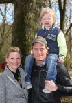 01-04-2009 SHOWBIZZ; 1000 PRIVE LEZERS HADDEN VEEL PLEZIER IN PRETPARK DE EFTELING. Afgelopen zondag organiseerde Princess een dagje uit in de Efteling. Meer dan 1000 Prive lezers waren ook uitgenodigd om een dagje te genieten van de meest spannende attracties van de Efteling. Gastheer Aad Ouborg had in totaal meer dan 19000 mensen uitgenodigd om te gaan genieten van alle plezier wat de Efteling te bieden heeft voor jong en oud. Het zonnetje scheen en het was prachtig weer om samen met talloze BNers op de foto te gaan. De wachttijden waren soms te lang bij de attracties maar je hoorde er niemand over klagen. De meeste mensen gingen naar huis met een foto van een van de BNers en dat alleen al maakte hun dag tot een onvergetelijke.
foto: Albert den Iseger.