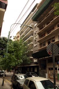 03-03-2009 NIEUWS: OUDERS VAN MAXIMA ZORREQUIETA WONEN IN BUENES AIRES. Al vele jaren is bekend dat de ouders van Maxima wonen in Buenes Aires en wel boven een super markt. Nou dat is dus niet waar hun flat is naast een super markt gelegen .Hun wonen is een super deluxe flat naast de supermarkt. 
foto: Albert den Iseger.