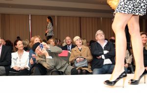 31-03-2010 SHOWBIZZ; MEVR. EN DHR. DE BOK KWAMEN ONAANGEKONDIGD BIJ DE COUTURE SHOW VAN SHEILA DE VRIES. De voorjaars modeshow 2010 werd weer gehouden in het Hilton hotel te Amsterdam. Geheel onaangekondig kwamen daar Andre van Duin en Corry van Gorp als de Bokkies kijken naar de modeshow van Sheila de Vries. Het stuntelende gedrag van deze figuren haalde al gauw de lachers uit hun couture pak en het werd lachen,gieren en brullen. Tijdens de modeshow hield het echtpaar zich echter in op nadrukkelijk verzoek van Sheila de Vries.
foto: Albert den Iseger