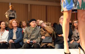 31-03-2010 SHOWBIZZ; MEVR. EN DHR. DE BOK KWAMEN ONAANGEKONDIGD BIJ DE COUTURE SHOW VAN SHEILA DE VRIES. De voorjaars modeshow 2010 werd weer gehouden in het Hilton hotel te Amsterdam. Geheel onaangekondig kwamen daar Andre van Duin en Corry van Gorp als de Bokkies kijken naar de modeshow van Sheila de Vries. Het stuntelende gedrag van deze figuren haalde al gauw de lachers uit hun couture pak en het werd lachen,gieren en brullen. Tijdens de modeshow hield het echtpaar zich echter in op nadrukkelijk verzoek van Sheila de Vries.
foto: Albert den Iseger