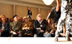 31-03-2010 SHOWBIZZ; MEVR. EN DHR. DE BOK KWAMEN ONAANGEKONDIGD BIJ DE COUTURE SHOW VAN SHEILA DE VRIES. De voorjaars modeshow 2010 werd weer gehouden in het Hilton hotel te Amsterdam. Geheel onaangekondig kwamen daar Andre van Duin en Corry van Gorp als de Bokkies kijken naar de modeshow van Sheila de Vries. Het stuntelende gedrag van deze figuren haalde al gauw de lachers uit hun couture pak en het werd lachen,gieren en brullen. Tijdens de modeshow hield het echtpaar zich echter in op nadrukkelijk verzoek van Sheila de Vries.
foto: Albert den Iseger